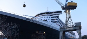 QM2 alongside