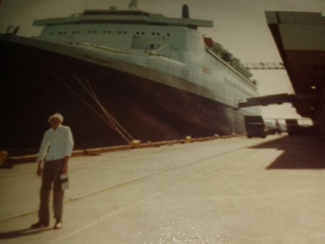 QE2 in California